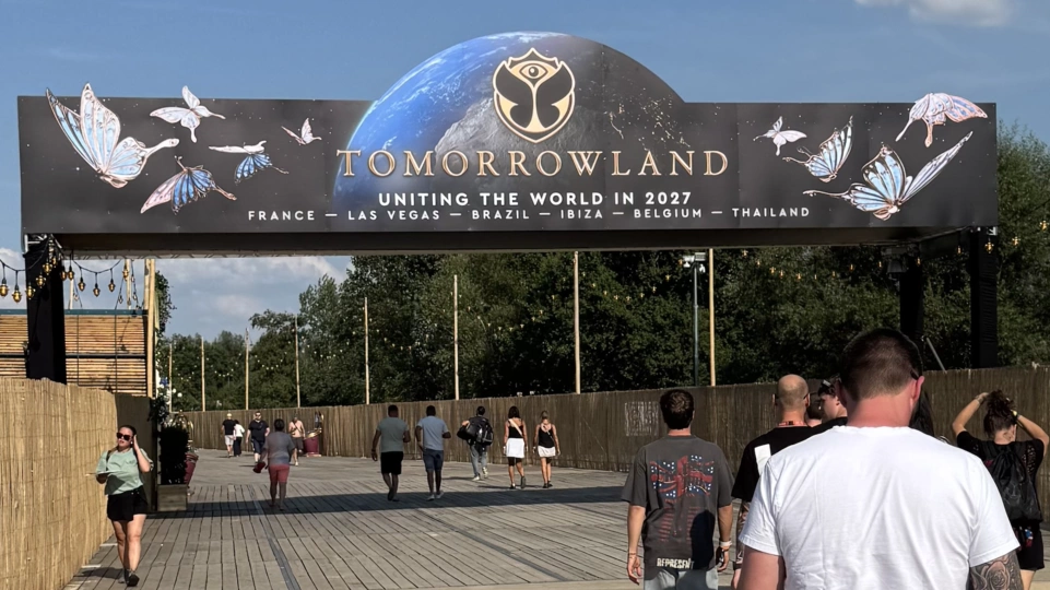 Bâche Tomorrowland listant les destinations pour 2027