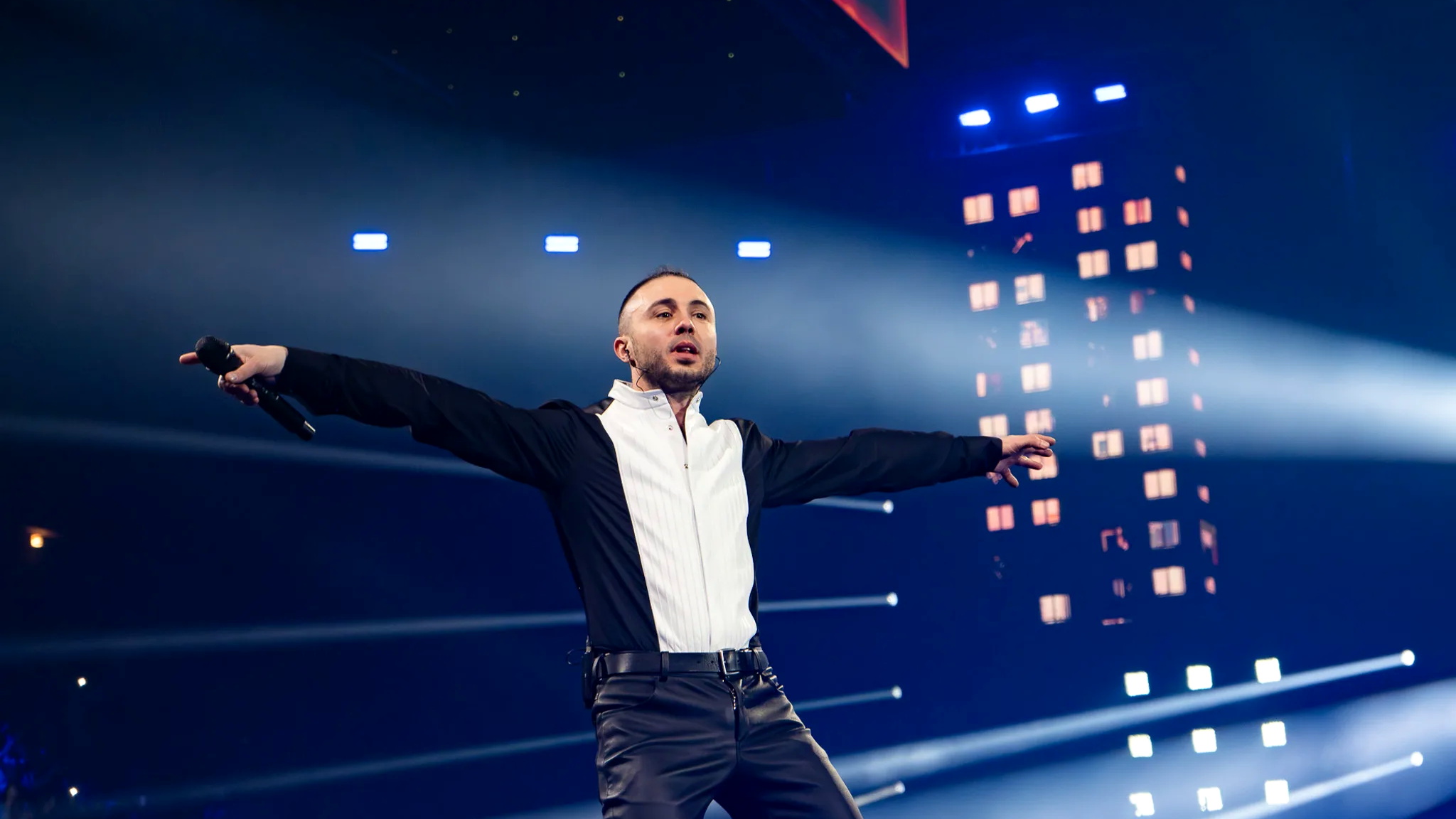 Taras Topolia on stage at the Palats Sportu during the Vdoma show