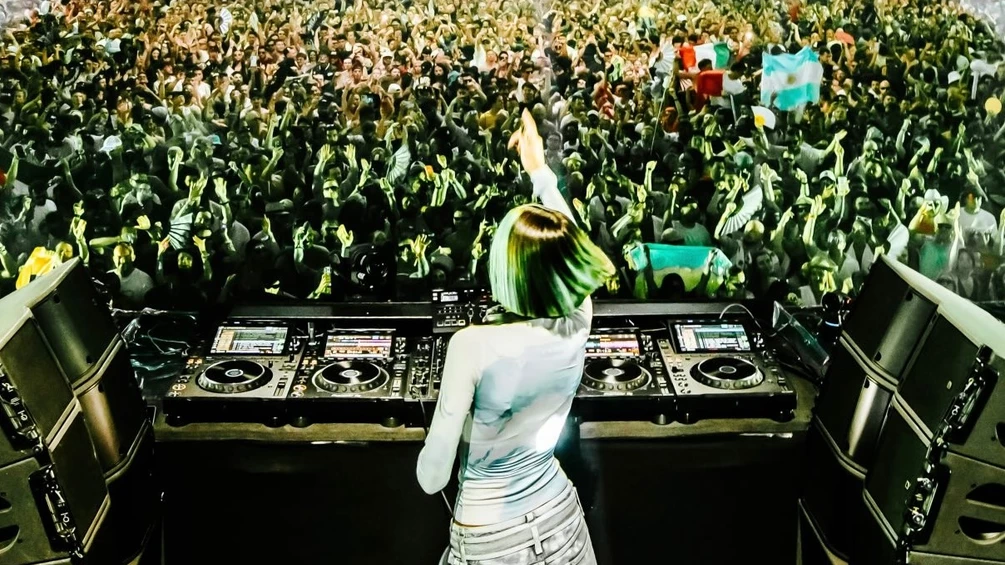 Miss Monique brought Robbie Williams to the Tomorrowland Mainstage — and played a track nobody had heard