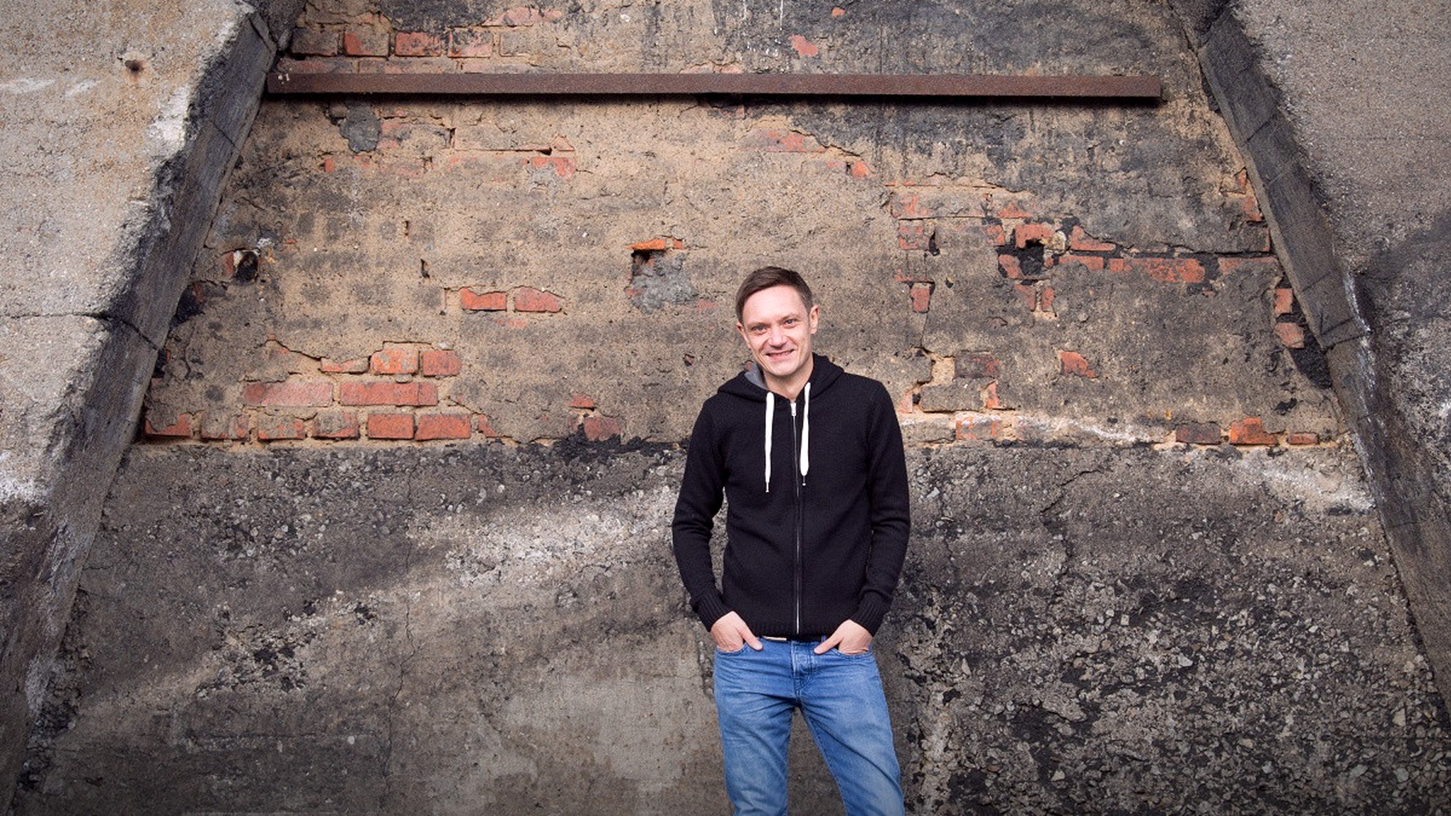 Ralf GUM vor einer Ziegelwand, offizielles Pressefoto