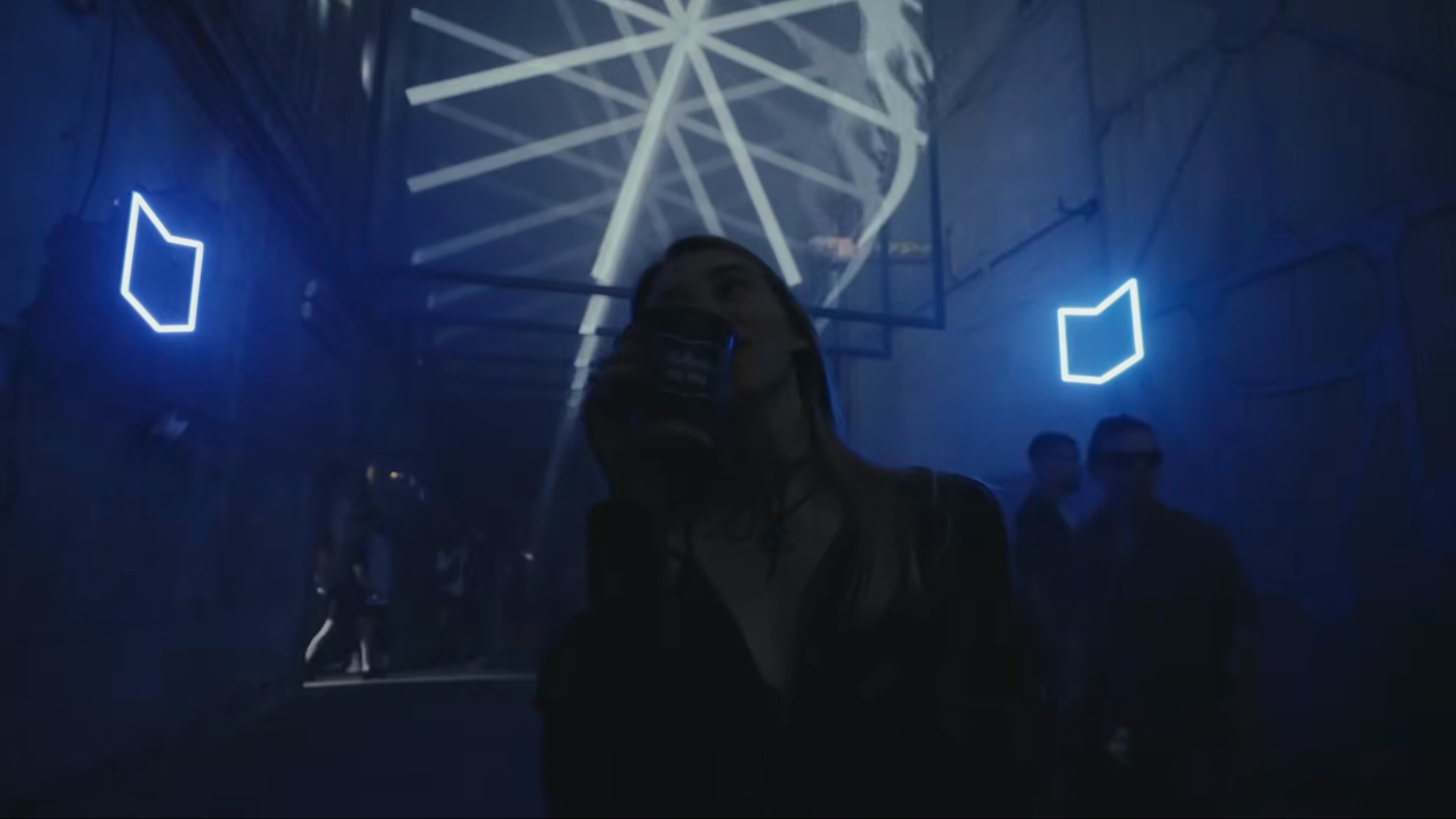 Blauw neonlicht en mensen op de dansvloer van Brave! Factory