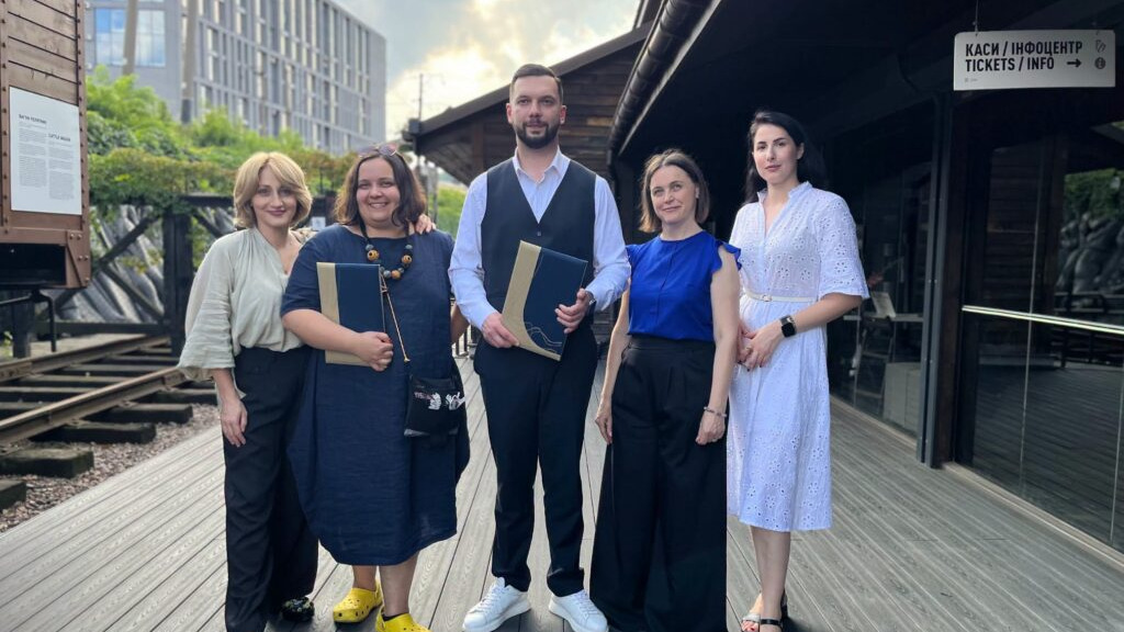 Musiciens de la philharmonie de Lviv et le musée « Territoire de la terreur »