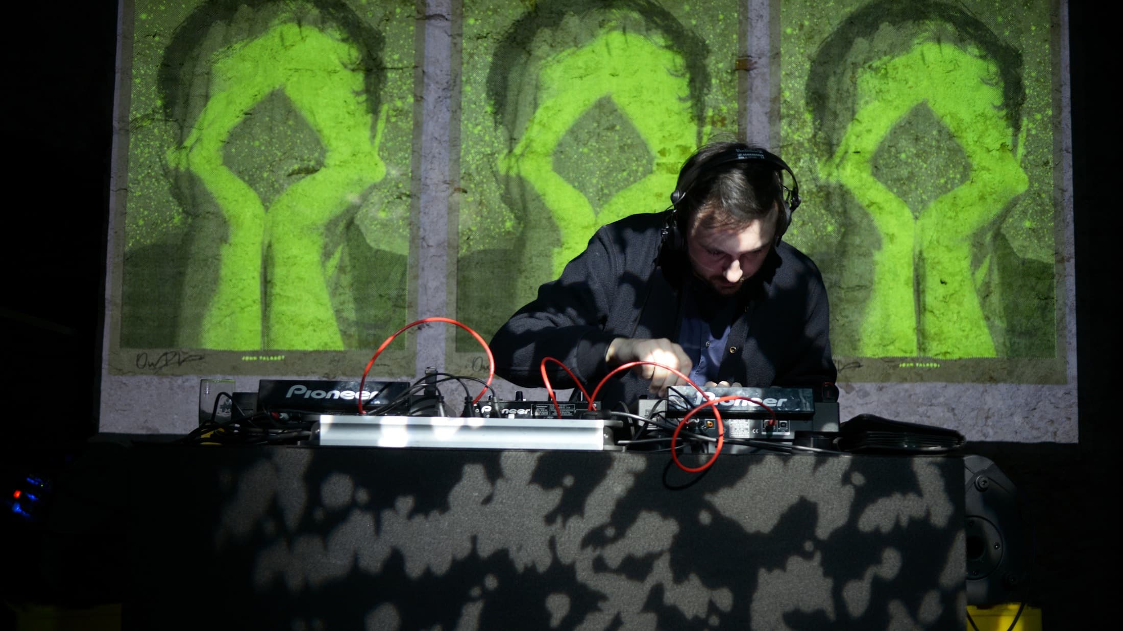 John Talabot achter de dj-booth