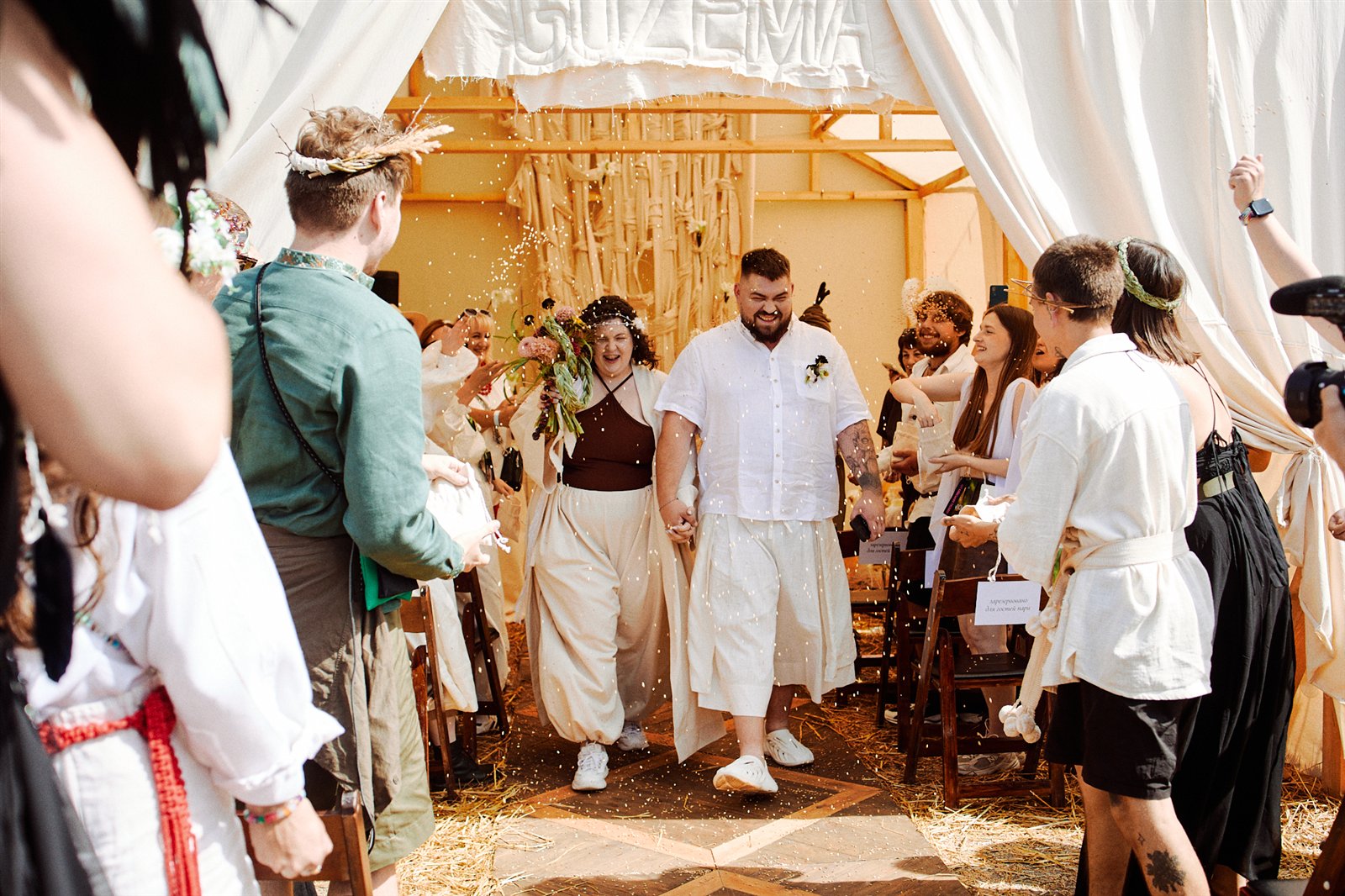 Jedna z dwudziestu par, które wzięły ślub na festiwalu